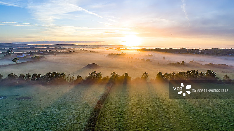 蒂珀雷里群山上雾天的彩色日出图片素材