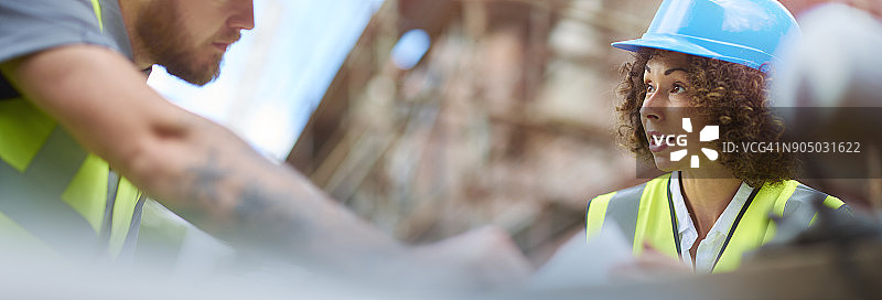 建筑工地讨论场景图片素材