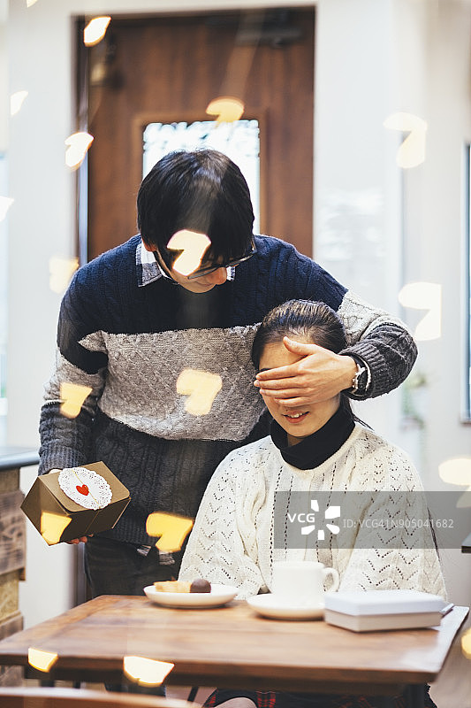 男朋友给女朋友送惊喜礼物图片素材