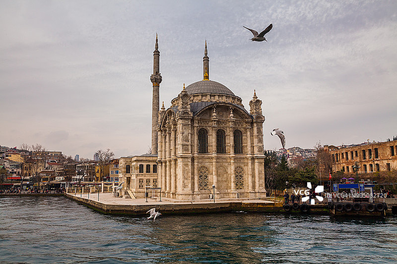 土耳其伊斯坦布尔的奥尔塔科伊清真寺和博斯普鲁斯海峡大桥图片素材
