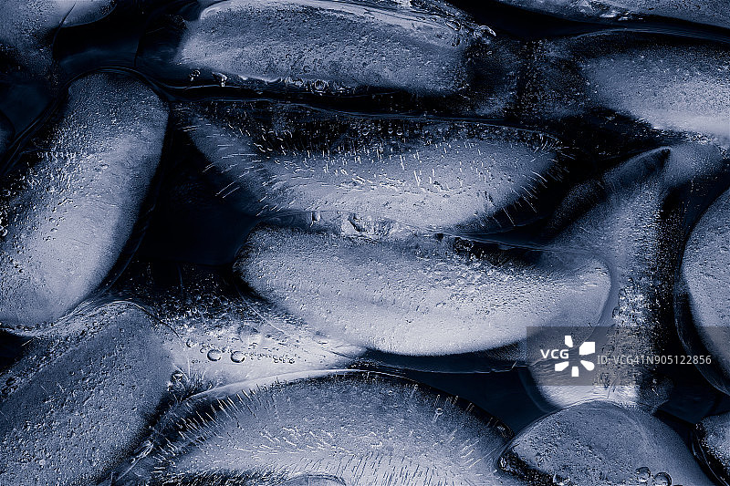 漂浮在水面上的冰块特写图片素材