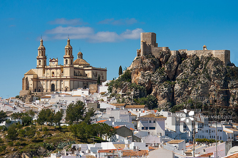 奥尔韦拉是西班牙南部安达卢西亚加的斯省的一个白色村庄——恩卡纳西翁圣母教区和摩尔人城堡图片素材