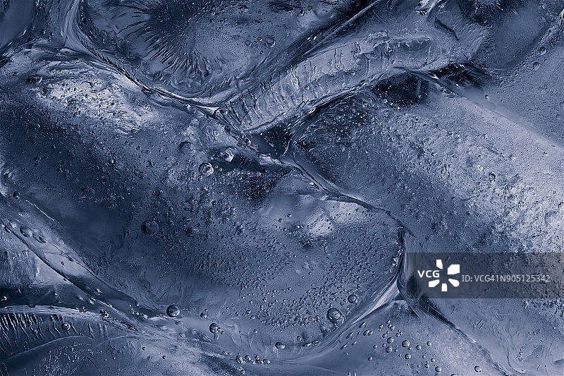 漂浮在水面上的冰块特写图片素材