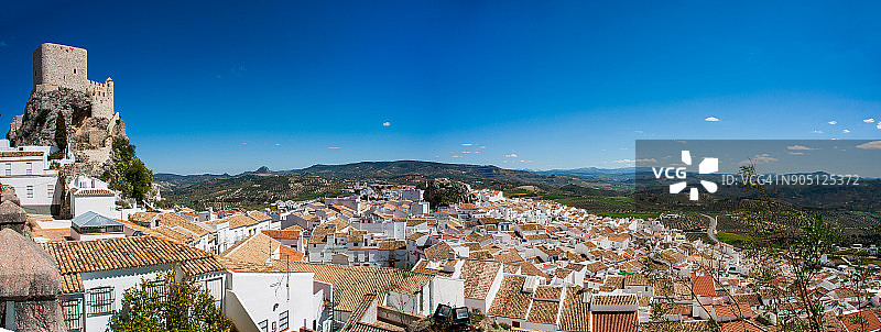 奥尔韦拉是西班牙南部安达卢西亚加的斯省的一个白色村庄——恩卡纳西翁圣母教区和摩尔人城堡图片素材