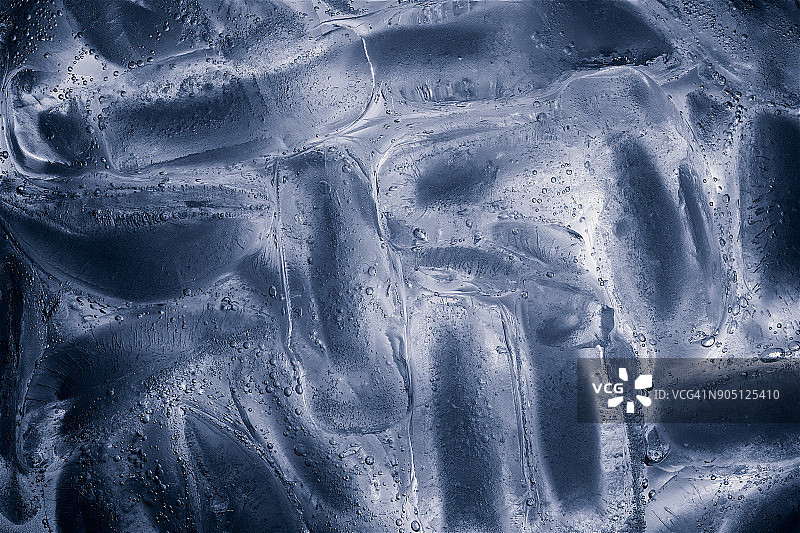 漂浮在水面上的冰块特写图片素材