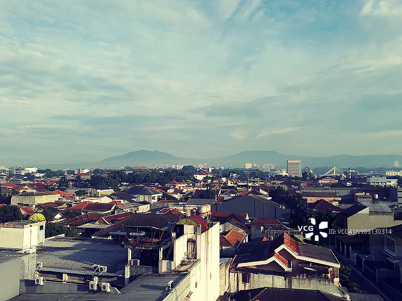 印度尼西亚万隆城市景观（西爪哇），背景是山图片素材