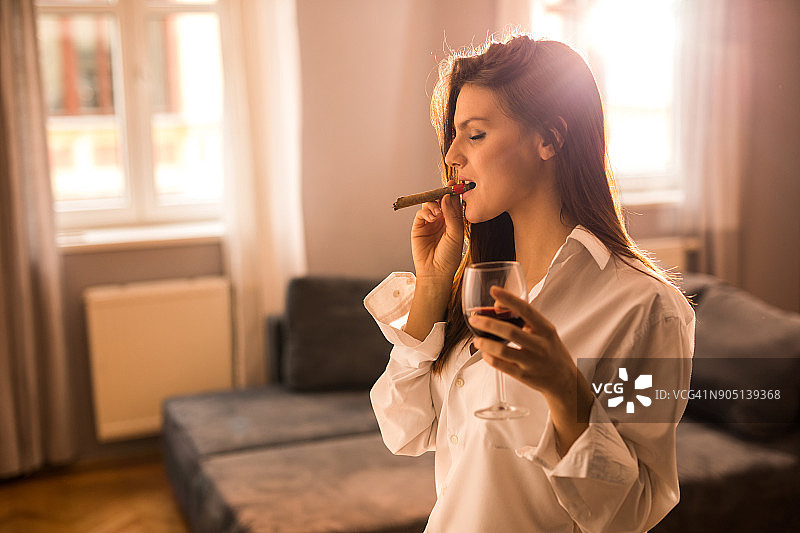 在客厅里抽烟喝酒的美丽女人们图片素材