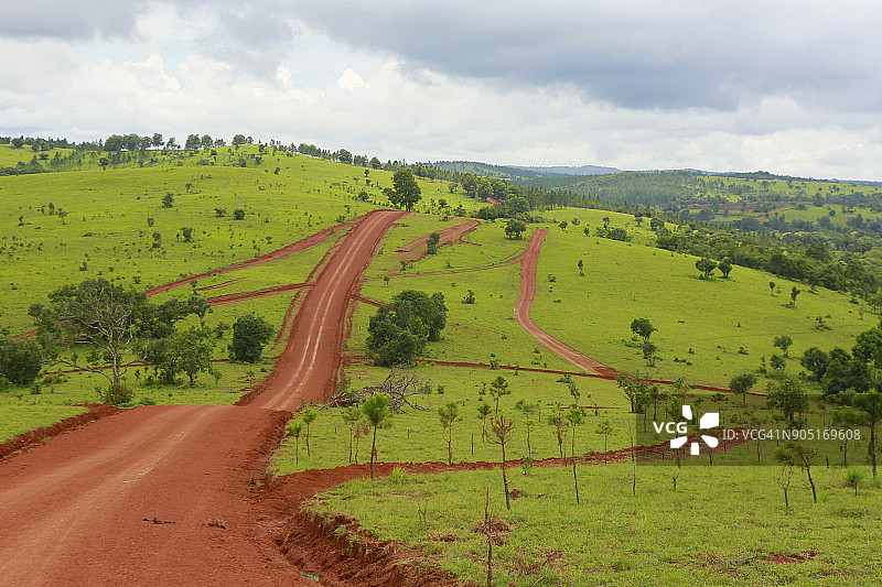 柬埔寨蒙多基里山区乡村公路图片素材