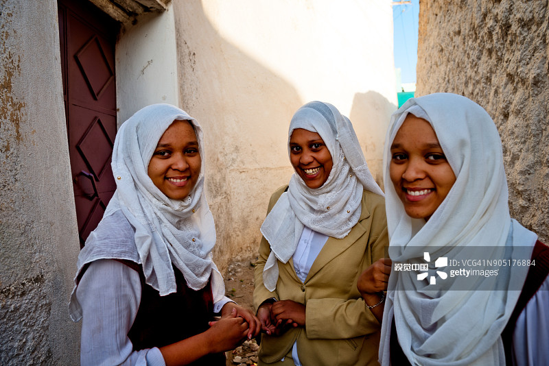 埃塞俄比亚哈拉尔的学龄女孩在自家房子旁（2017年12月7日）图片素材