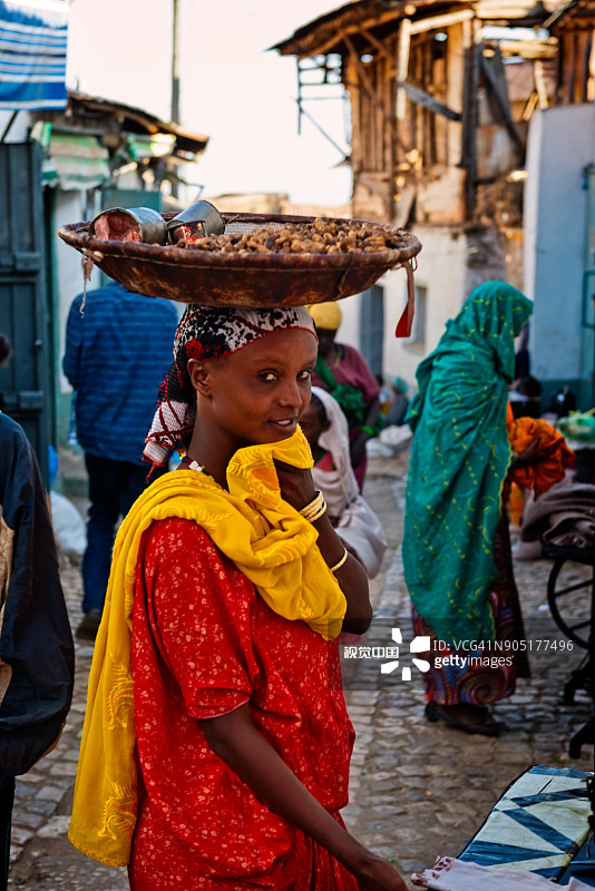 在埃塞俄比亚哈拉尔古城的女人 - 2017年12月8日图片素材