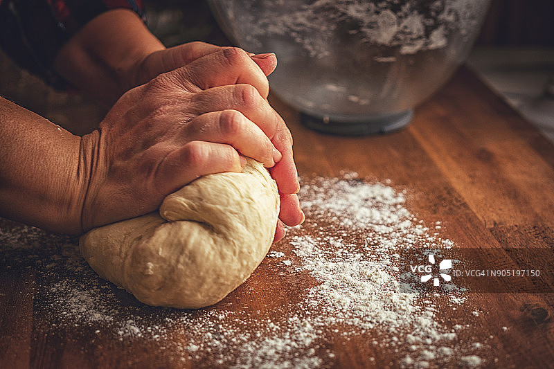 揉面制作肉桂卷图片素材