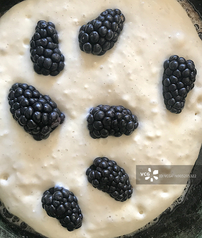 制作黑莓薄煎饼图片素材