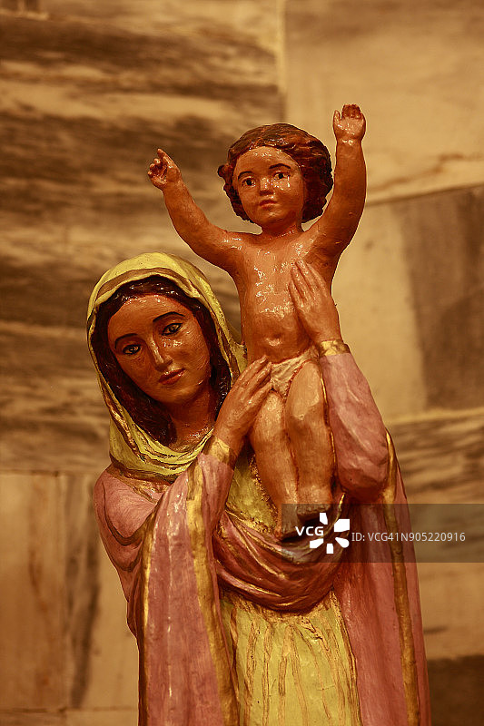 圣母玛利亚怀抱耶稣基督雕像图片素材