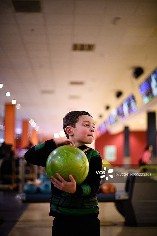 保龄球馆男孩图片素材