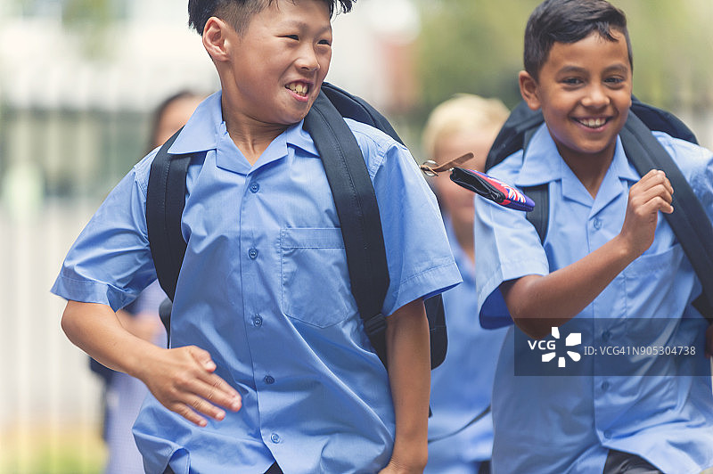 奔跑的学生图片素材