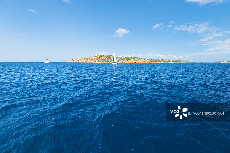 在地中海蓝色海水中航行的帆船图片素材