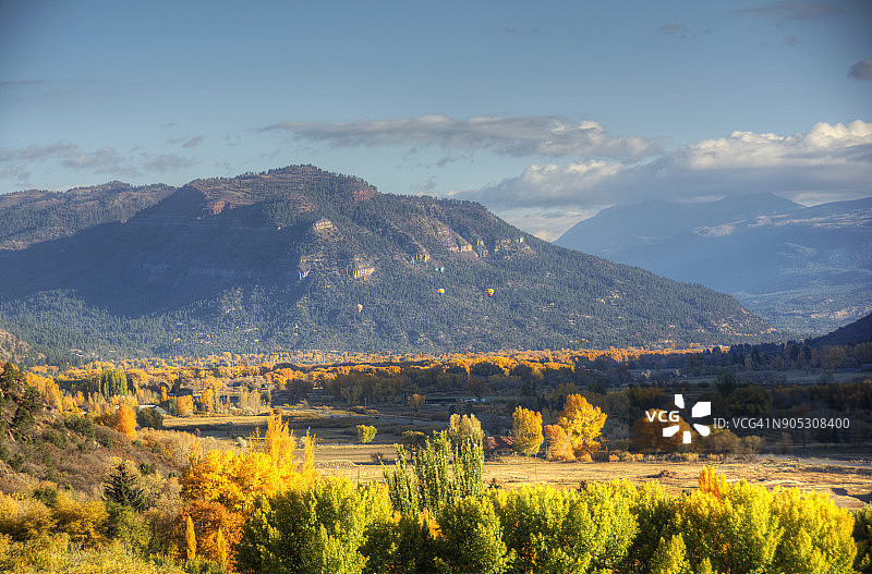 远眺热气球和山脉图片素材