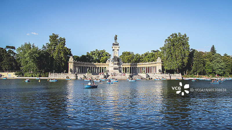 西班牙马德里Retiro公园的湖泊和阿隆索十二世纪念碑图片素材