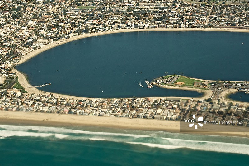 从飞机上俯瞰加利福尼亚州圣地亚哥的任务湾（白天）图片素材