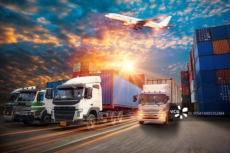 物流与运输的集装箱货轮和货机与工作起重机桥在日出船厂，物流进出口和运输行业背景图片素材