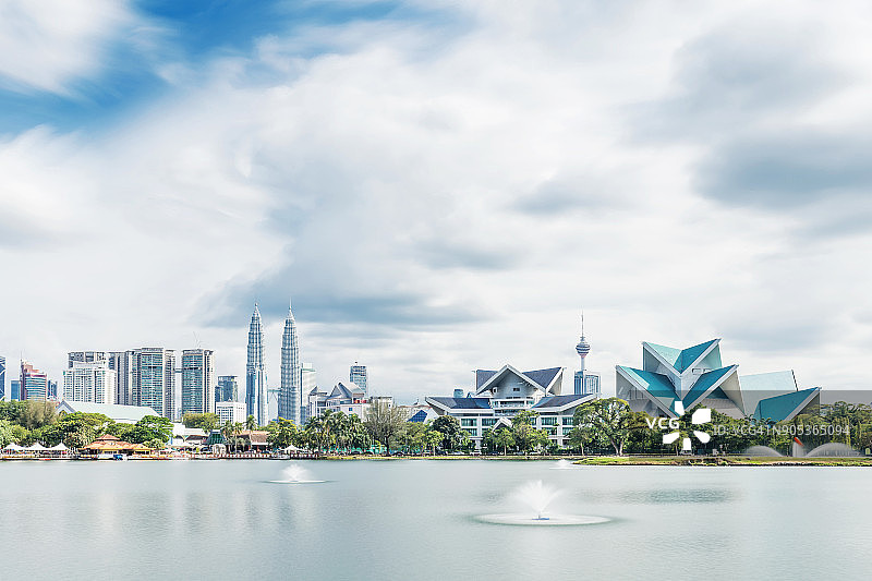 现代城市中心水边的现代建筑图片素材