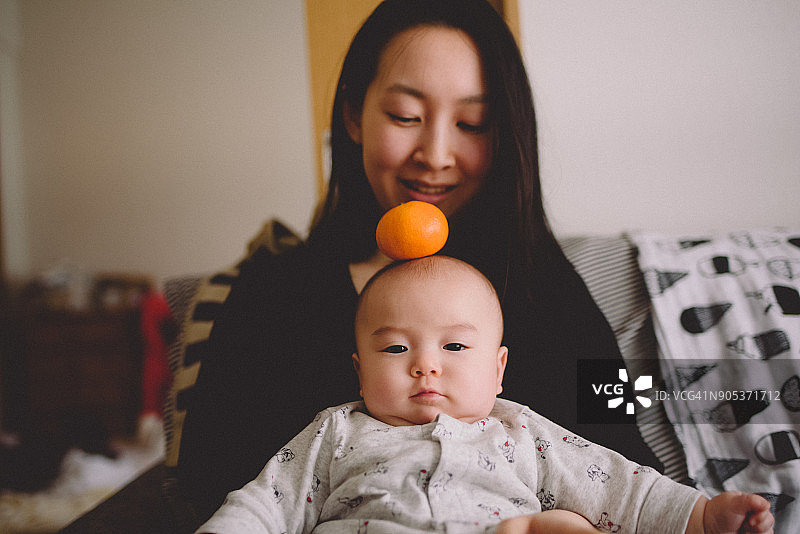 宝宝模仿镜饼图片素材