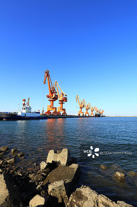 集装箱码头的龙门吊图片素材