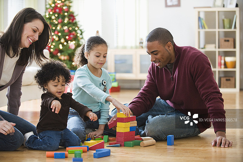 孩子们和父母一起玩积木图片素材