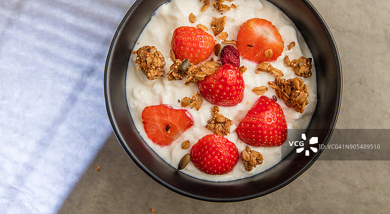 绵羊酸奶，配草莓和格兰诺拉麦片图片素材
