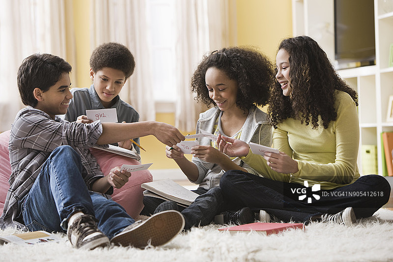 和朋友一起做作业图片素材