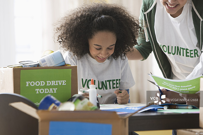 班级志愿团队组织食物募捐图片素材