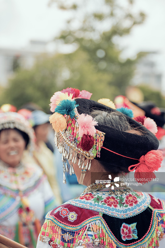 身着华丽民族服饰的中国云南大理美丽彝族少女图片素材