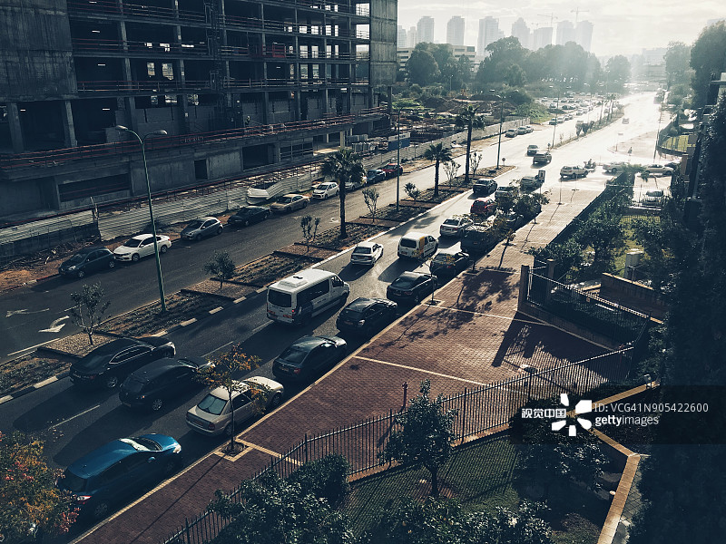 工业区清晨的通勤交通图片素材