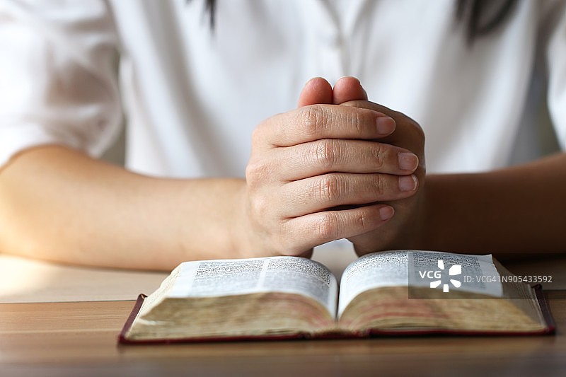 女人们在阅读圣经图片素材