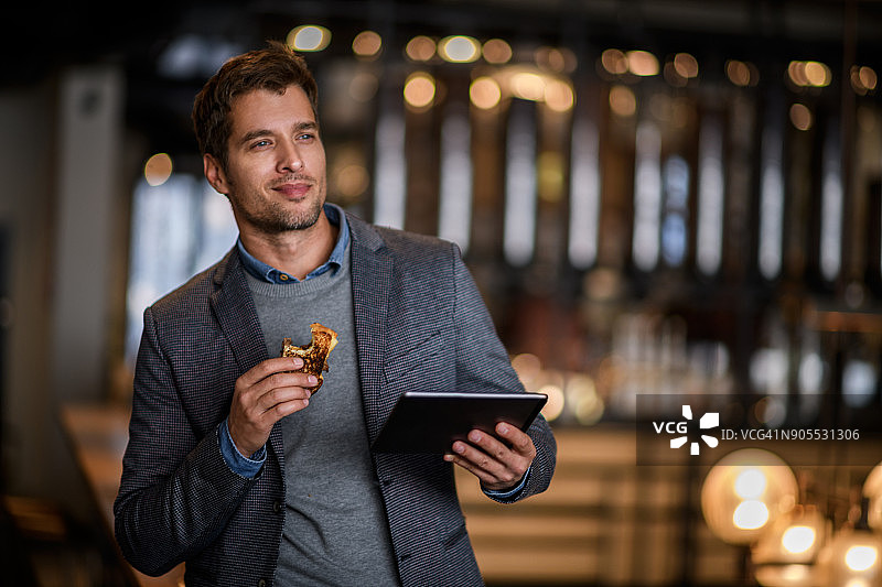 在咖啡店里的男人图片素材