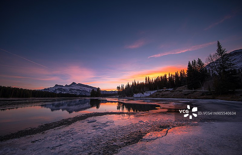 加拿大班夫国家公园的壮丽湖景图片素材