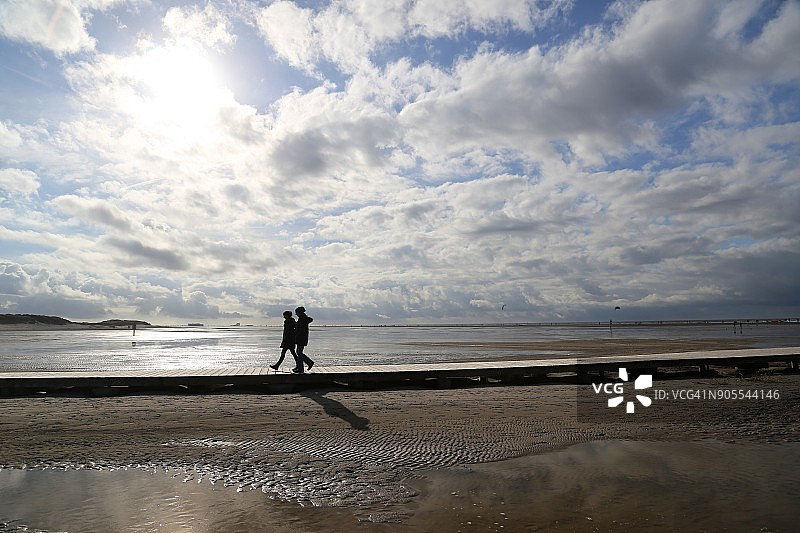 沙洲上的木路图片素材