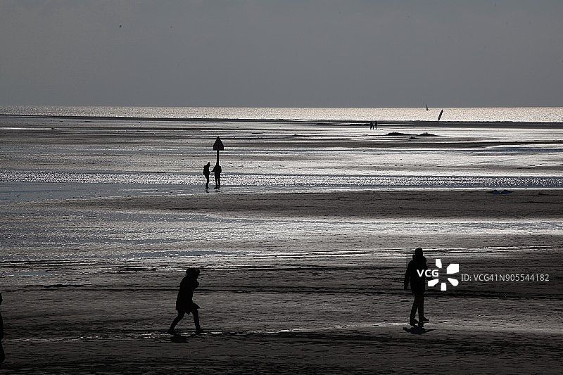 泥滩倒影图片素材