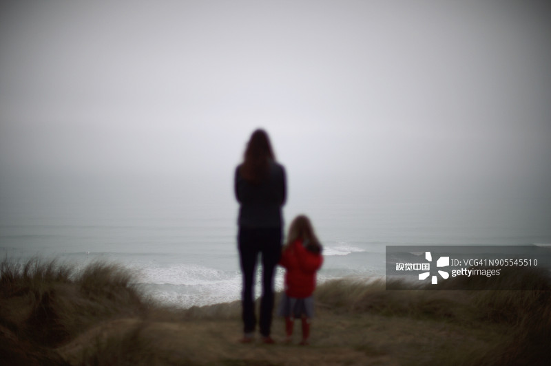 母亲和孩子俯瞰雾海图片素材