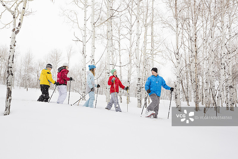 白人家庭雪鞋健行图片素材