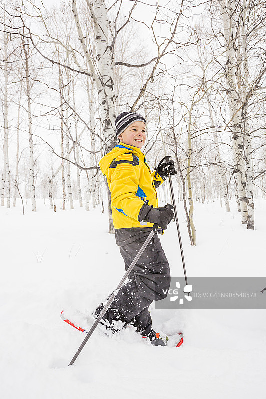 穿雪鞋的白人男孩图片素材