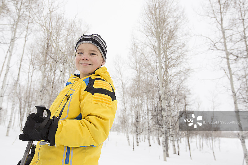 冬季微笑的白人男孩肖像图片素材