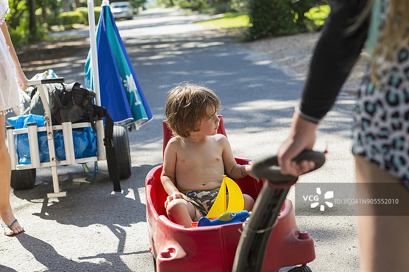白人男孩乘坐红色小货车图片素材