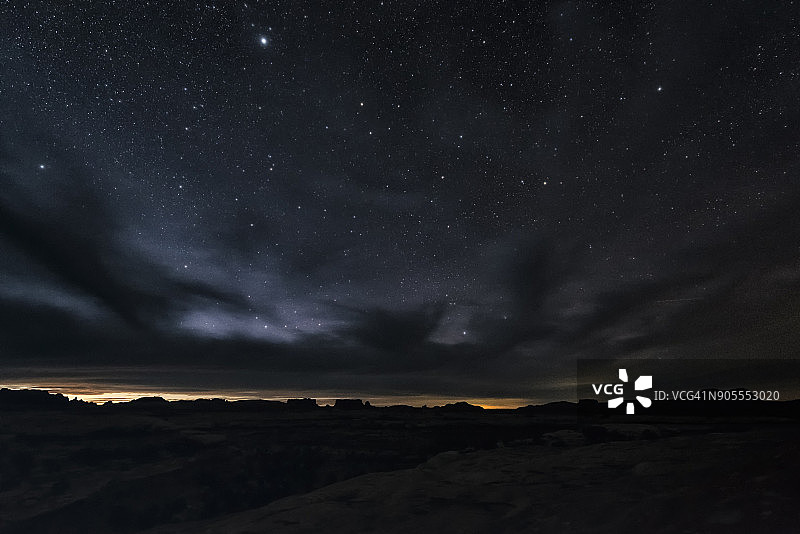 犹他州摩押沙漠上的云和星星图片素材