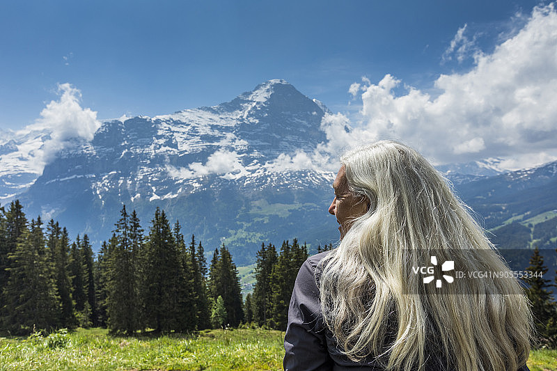 正在欣赏山景的白人女性图片素材
