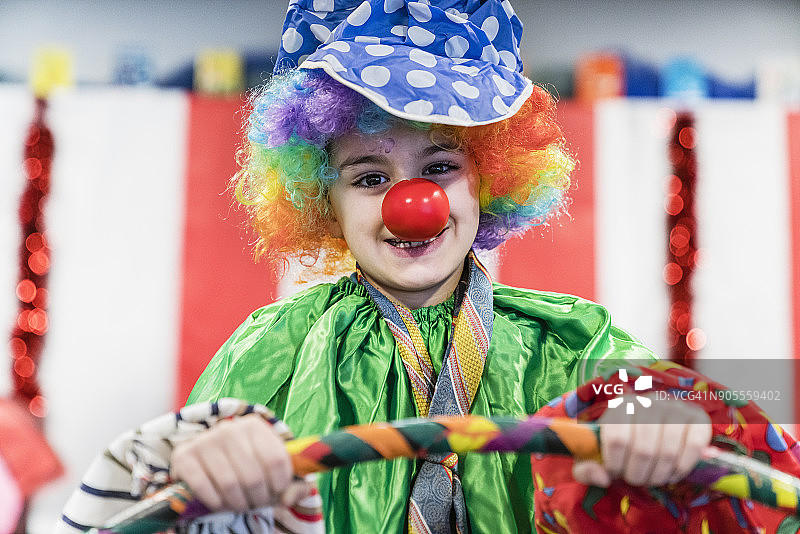 穿着小丑服装的男孩的肖像图片素材