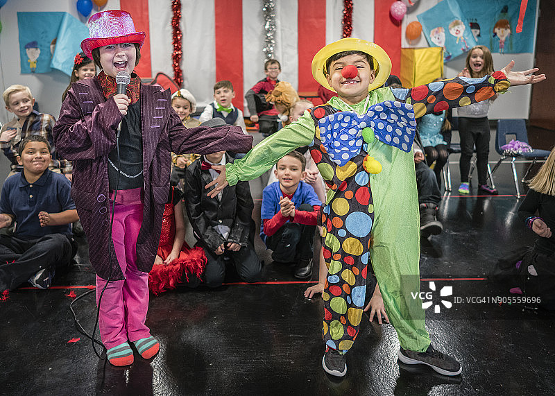 马戏团主持人和小丑在剧院马戏团表演图片素材