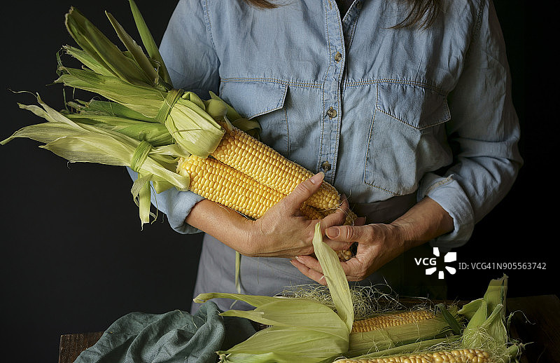 拿着玉米的白人女性特写图片素材