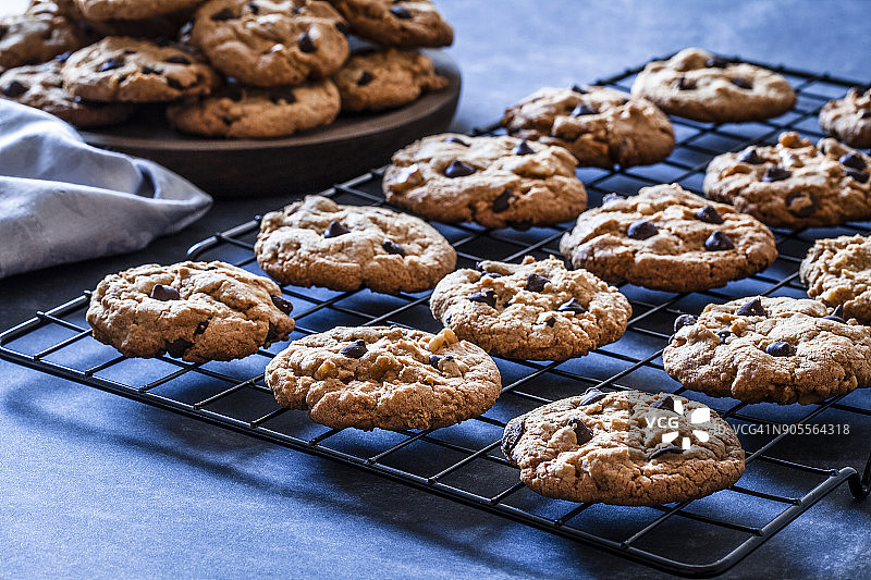 深色厨房桌上自制巧克力曲奇饼干图片素材