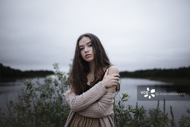 站在河边的严肃白人妇女肖像图片素材